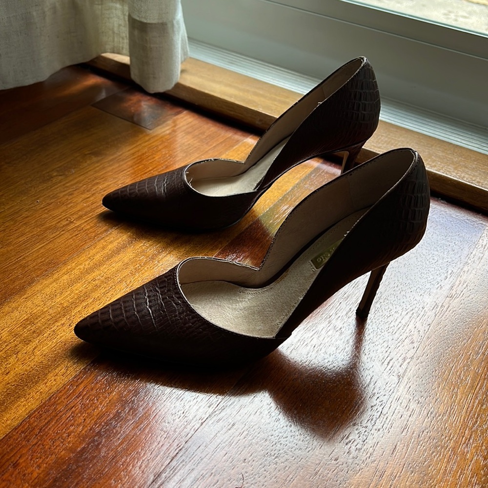 Louise et Cie size 6.5M/36.5 brown croc embossed pumps 3” heel